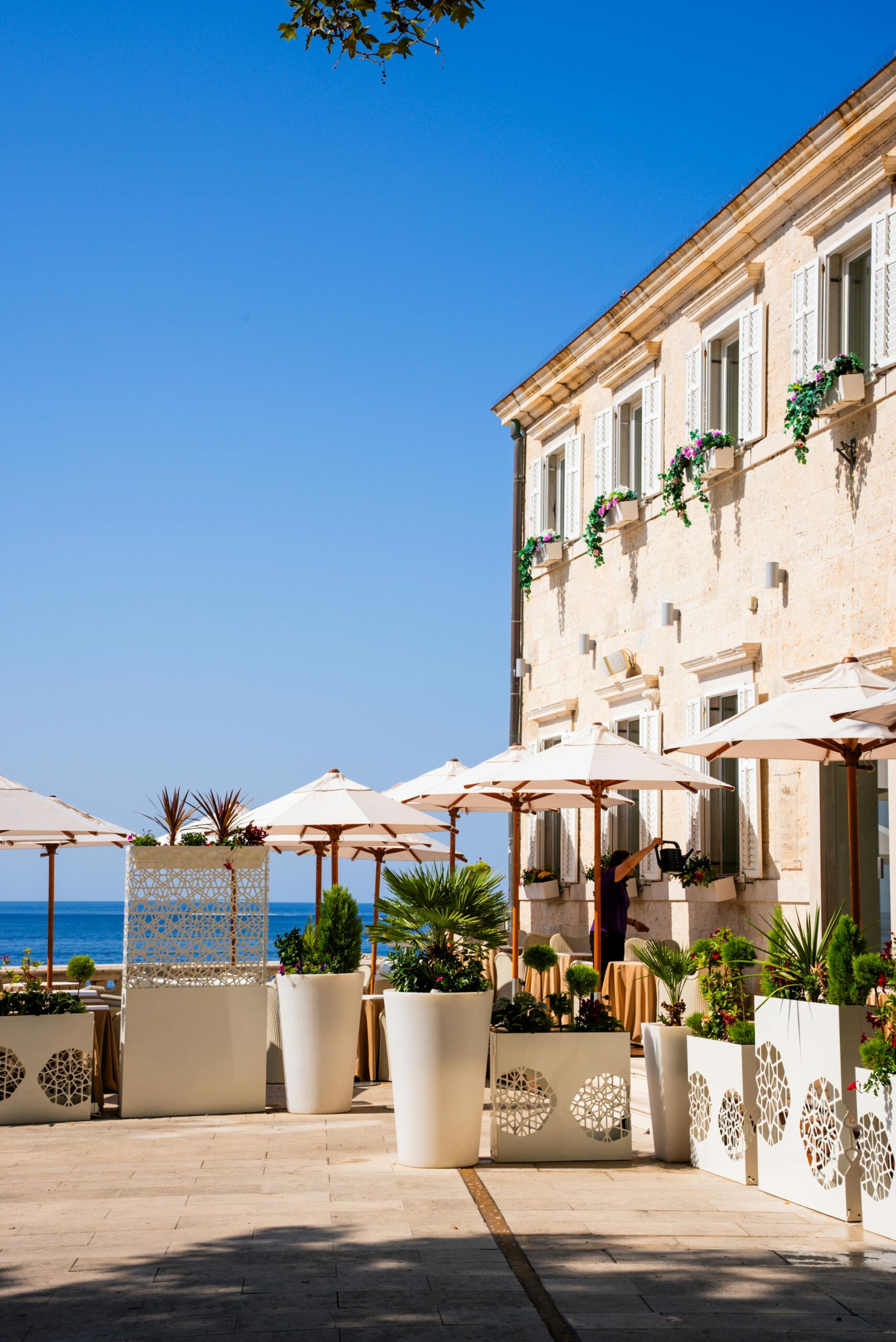 Elegante Terraço à Beira Mar Com Guarda Sóis Brancos Em Dubrovnik